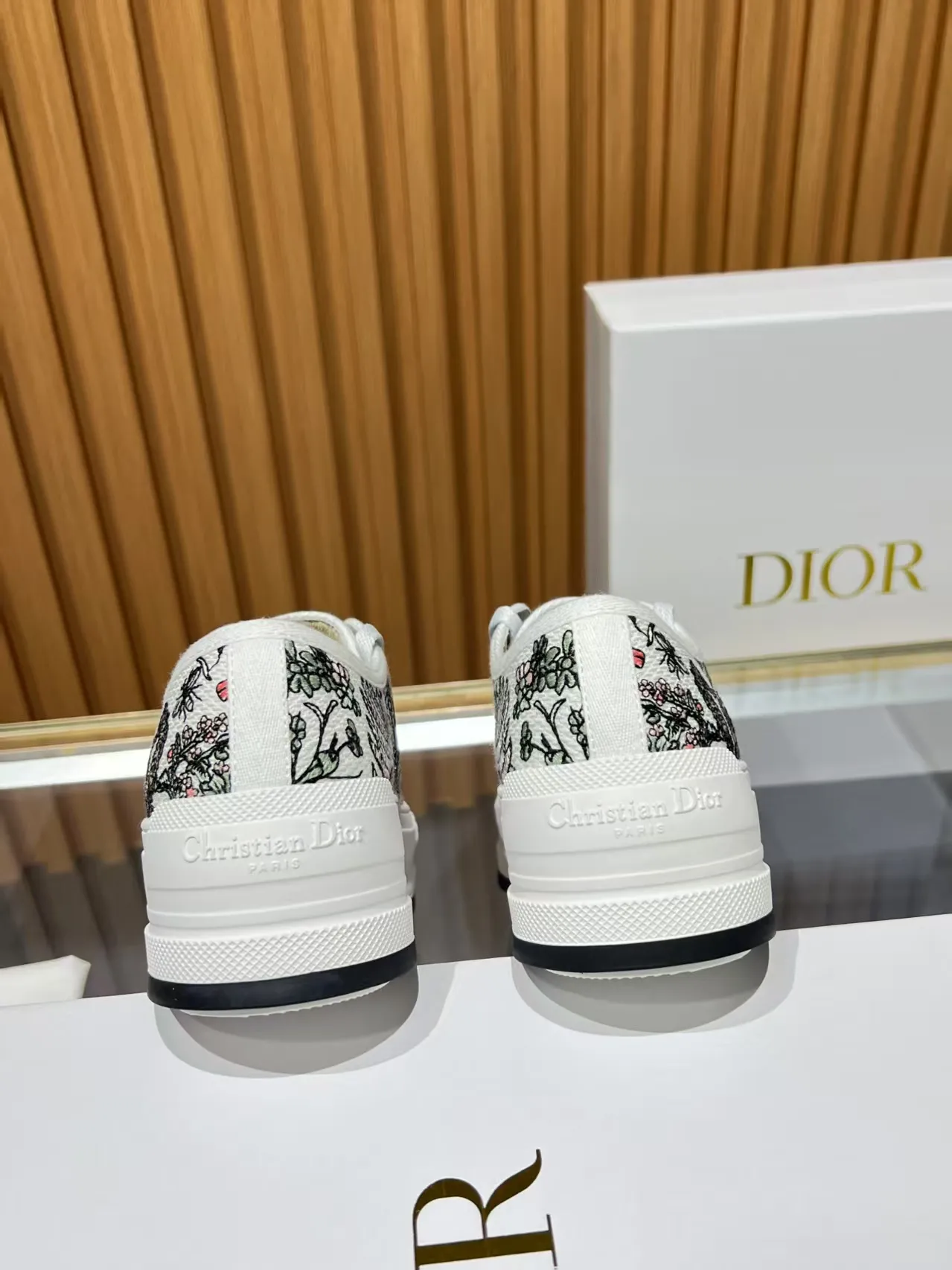 Factory direct sales p520🐘🐘Women's shoes Women's clothing 2025 Walk'n'Dior embroidered mid-top casual shoes are new. On the fashion stage, Dior embroidered shoes are the well-deserved protagonist. Delicate stitching is used on the upper, every stitch is devoted to the craftsman's efforts, and every thread is woven with artistic poetry. From complex floral patterns to smart geometric textures, embroidery is like the magic that gives shoes life, allowing them to show dynamic beauty even in static conditions.   Wearing Dior embroidered shoes feels like stepping into a dream world full of art. It is not only a pair of shoes, but also a walking piece of art that perfectly integrates fashion and culture. Whether you are strolling on the bustling city streets or attending important social occasions, Dior embroidered shoes can add unique charm to your style and become the focus of everyone's attention.   Choosing Dior embroidered shoes means choosing a persistent pursuit of quality and a unique understanding of fashion. Let it accompany you through every wonderful moment and leave your own fashion mark.  Material: Sheepskin lining, feet, silk cowhide, size 35-41, heel height 5cm
